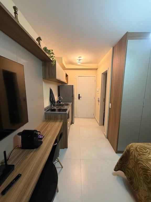 Studio com piscina e academia no centro de SP — sala e cozinha